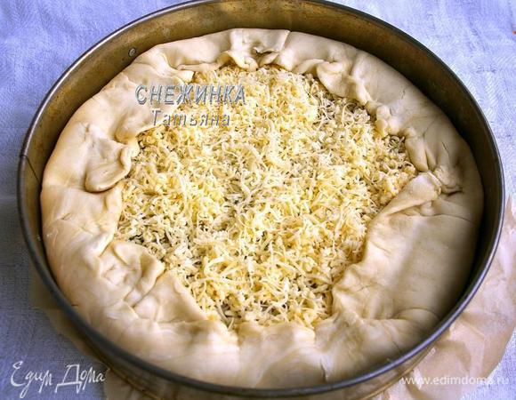 Края теста, которые свисали, заворачиваем поверх пирога, красиво формируя, по типу галеты.