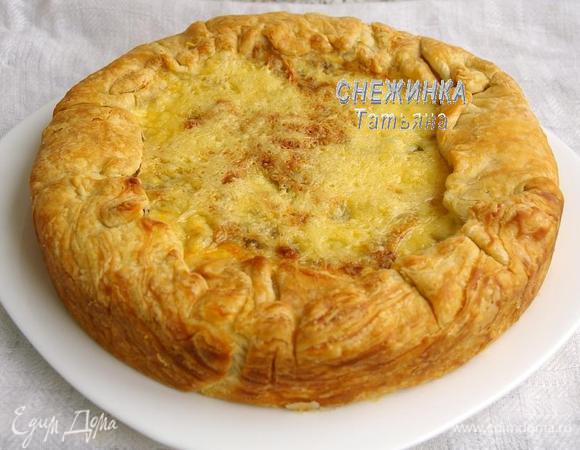 Ставим пирог в разогретую до 190С духовку и печём 45 минут до золотистого цвета. Даём пирогу немного постоять, вынимаем из формы.