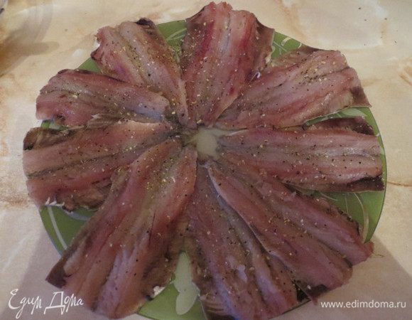 Салаку распластать, вынув хребет. Это делается очень легко, вы быстро навостритесь. На мелких рёберных костях я не заостряю внимания. Они хорошо прожариваются. Крупные отскочат вместе с хребтом.

Рыбу посолить,посыпать специей для рыбы или просто перцем. У меня вот такой лимонный перец.