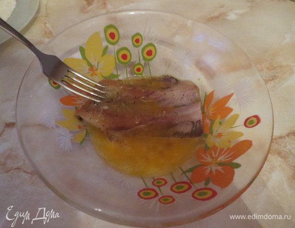 Обмакивать рыбу сначала в яйцо....