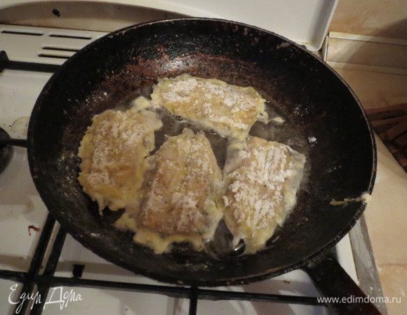 и обжаривать на масле до румяной корочки.