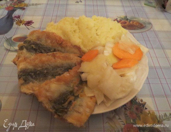 И с пюрешечкой, не заморачиваясь на присутствии рыбных костей, с удовольствием поедать)))))))
А пюре я часто делаю с Вегетой вместо соли. Получается очень ароматно.