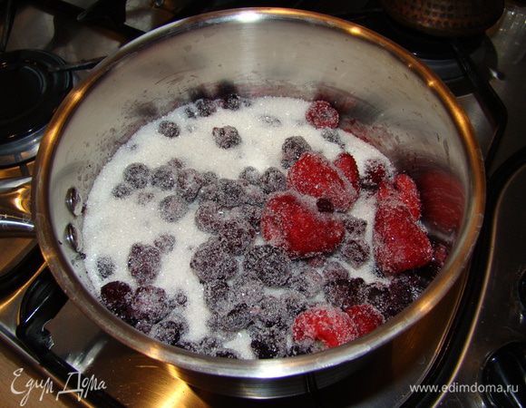 Ягоды засыпать сахаром, добавить воду - дать закипеть, отставить с огня, слить сок
