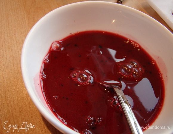 Когда ягодный сироп остынет - смешать его с крахмалом.