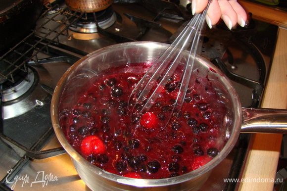 Вылить сироп обратно в ягодам - поставить на плиту, довести до состояния густого киселя. Остудить. Форму с основой пирога выпекать 12 минут.