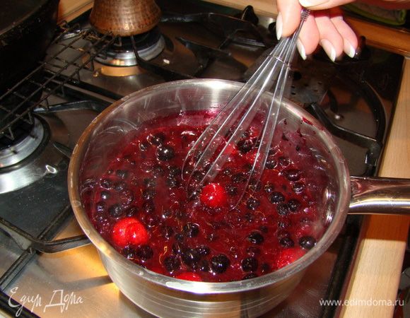 Вылить сироп обратно в ягодам - поставить на плиту, довести до состояния густого киселя. Остудить. Форму с основой пирога выпекать 12 минут.