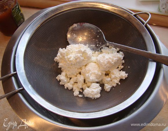 Протереть творог.