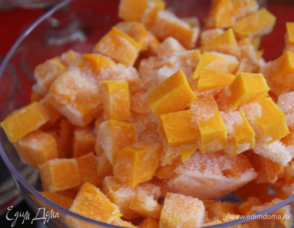 Тыкву очистить и порезать небольшими кубиками. 
Можно использовать замороженную 
(предварительно не размораживая)