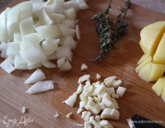 Также порезать очищенный картофель, лук и чеснок 
мелко порубить.