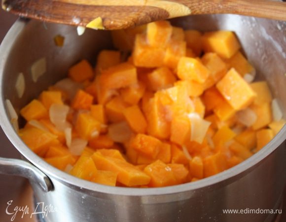 Добавляем тыкву и чеснок, и обжариваем еще 5 минут на сильном огне.