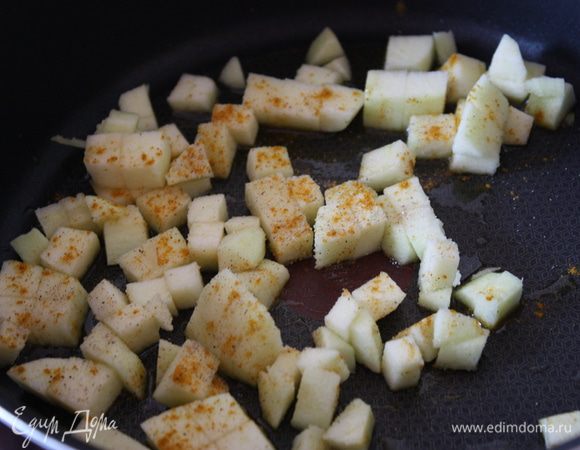 Очищаем яблоки и нарезаем их на кусочки.Обжариваем в сковороде с небольшим количеством масла,посыпав солью,перцем и карри. Яблоки должны стать золотистыми.