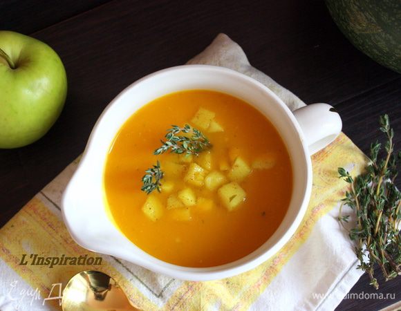 Разливаем суп по тарелкам,добавляя по ст.л. яблок и украшая тимьяном.