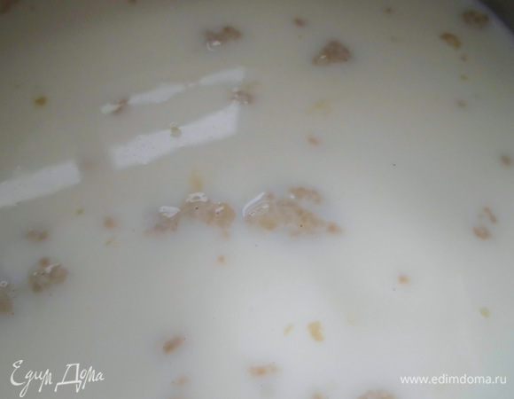 Дрожжи развести в теплом молоке и оставить на 10 минут. 