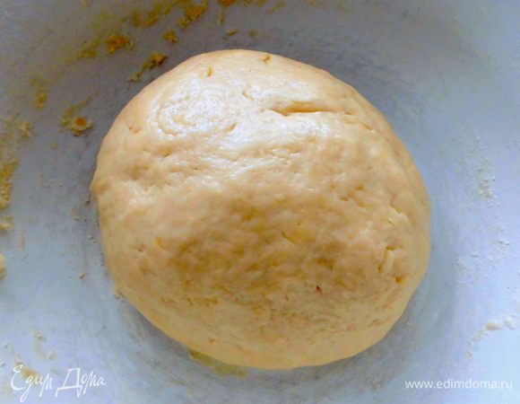 К дрожжам добавить соль, оба вида сахара, муку, растопленное масло и яйцо. Замесить тесто. Оставить его в миске, чтобы оно подросло в 2 раза. У меня ушло где-то 1,5-2 часа.