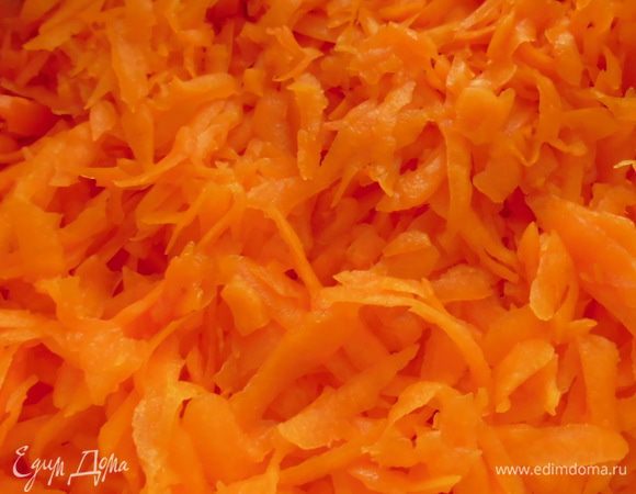 Тыкву натереть на крупной терке. 