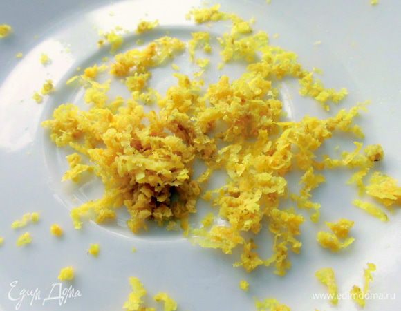 Натереть цедру лимона, и выжать 1 ст. л. лимонного сока.