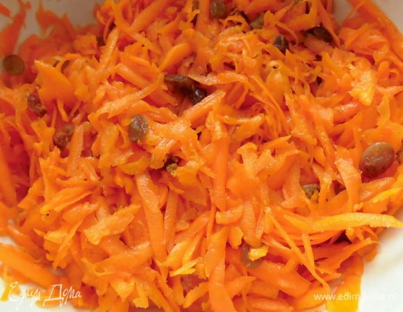 Смешать тыкву с сахаром, корицей, изюмом, цедрой и соком. Перемешать.