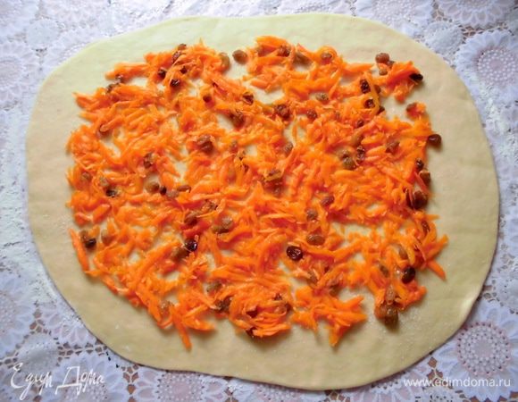 Тесто разделить на 2 части. Каждую раскатать в прямоугольник, посыпать манной крупой ( по 1/2 ст. л. на каждый рулет), выложить сверху начинку, равномерно распределить. Я еще немного присыпала сверху ванильным сахаром для аромата.