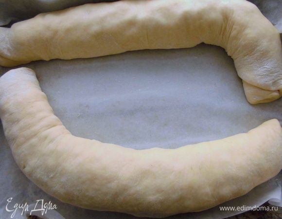 Скрутить рулетом и выложить на застеленный бумагой для выпечки противень. У меня они не поместились целиком, поэтому пришлось немного согнуть. Оставить подрасти где-то на 30 минут.