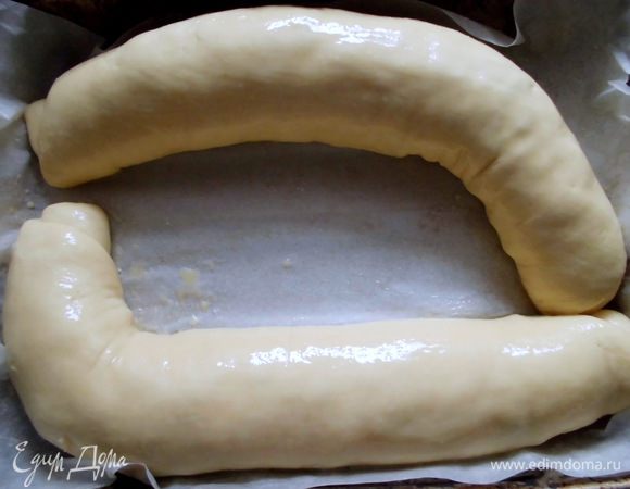 Духовку разогреть до 200 градусов. Смазать рулеты взбитым яйцом и выпекать до готовности. Если начнут румяниться, но еще не будут готовыми, накрыть фольгой.