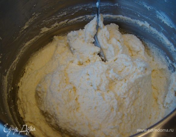 Перемешать хорошо с творогом.