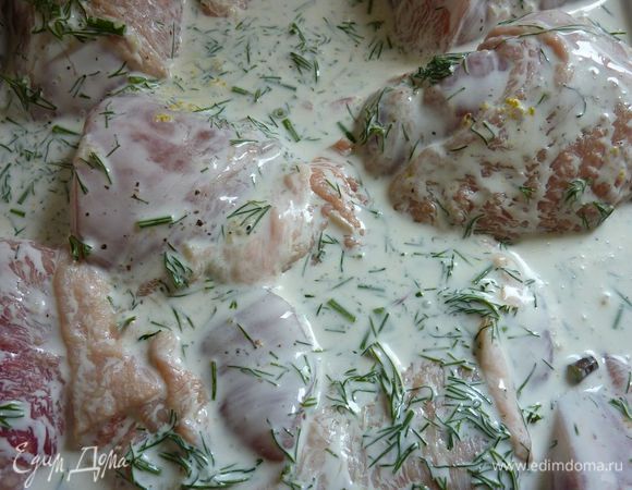 В большой миске смешайте цыплёнка, сливки, цедру, укроп, 1 1/2 чайной ложки соли и 1 чайную ложку перца. Накрыть крышкой и хранить в холодильнике 8 часов (или до 24 часов).