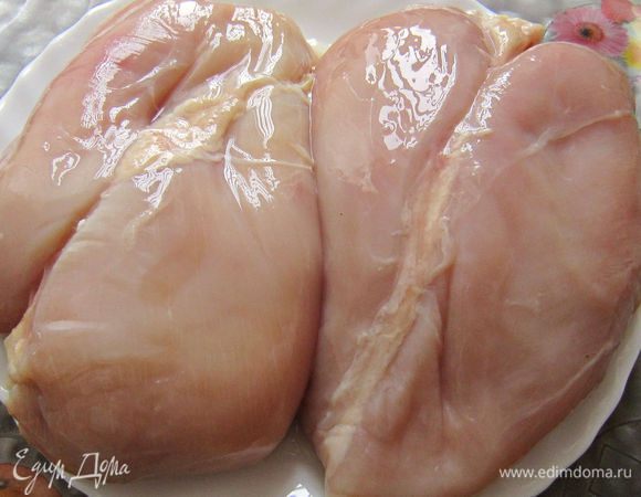 Куриное филе промыть и обсушить бумажным полотенцем.