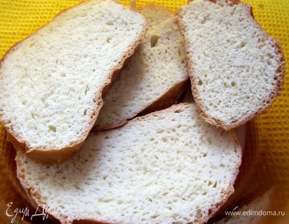 Белый хлеб замочить в тёплом молоке. Затем срезать корки и слегка отжать.
