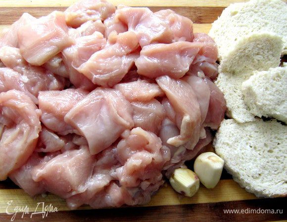 Куриное филе нарезать на кусочки, чеснок очистить, подготовить замоченный хлеб. Перемолоть все в комбайне или измельчителе.