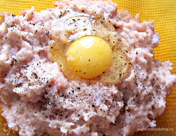 В полученный фарш добавить яйцо, посолить, поперчить, и все хорошо перемешать.
