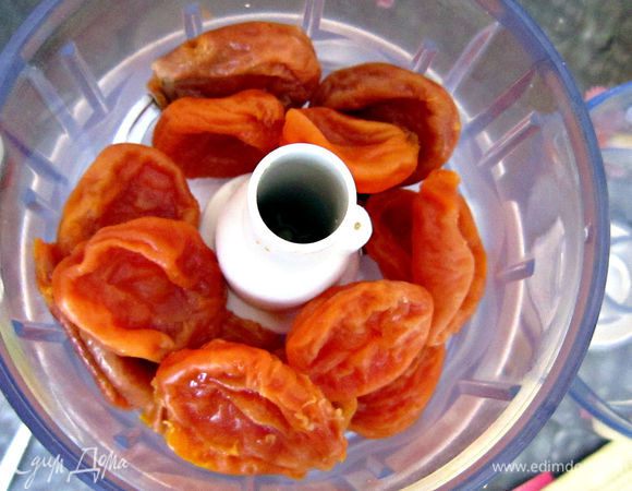 Размягченную и обсушенную курагу измельчить.