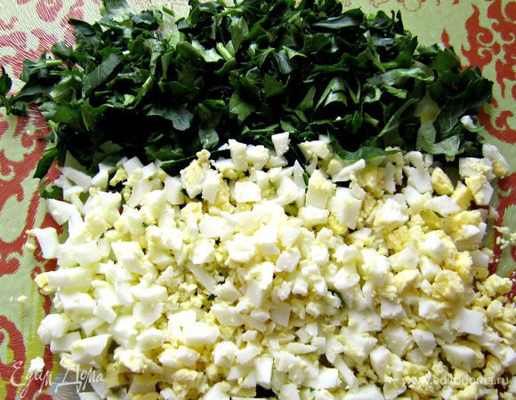 Мелко порезать отваренное яйцо и зелень.