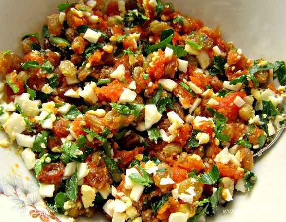 В одной миске перемешать измельченную курагу, яйцо, зелень, изюм, чуть-чуть подсолить.