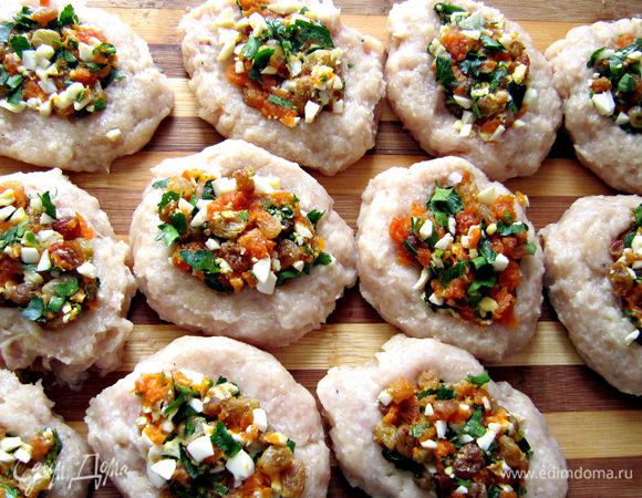 Из куриного фарша сформировать лепёшечки. В центр каждой положить начинку.
