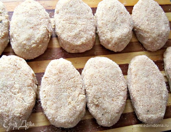 С помощью ножа сформировать зразы и обвалять в панировочных сухарях.
Поместить на 30 мин в морозильную камеру.