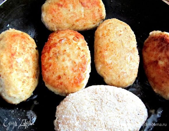 Разогреть в сковороде растительное масло. Обжаривать зразы на среднем огне с каждой стороны до золотистого цвета. Снять с огня, сложить в кастрюльку, накрыть крышкой и дать постоять, пока готовится соус.
