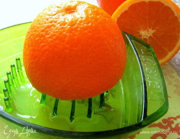 Выжать из апельсина сок. Смешать со сметаной или йогуртом и подать к котлеткам. 