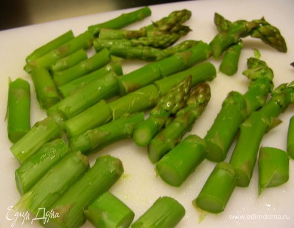 <font style="vertical-align: inherit;"><font style="vertical-align: inherit;">Спаржу отвариваем в кипящей воде до готовности. </font><font style="vertical-align: inherit;">Затем держим ее в ледяной воде несколько минут. </font><font style="vertical-align: inherit;">Нарезаем средними кусочками.</font></font>