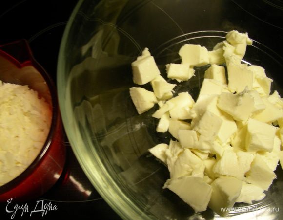 Моцареллу нарезаем кубиком, пармезан натираем на терке.