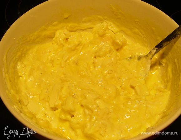 <font style="vertical-align: inherit;"><font style="vertical-align: inherit;">Смешиваем все сыры (моцареллу, пармезан, рикотту) с яйцами. Солим и перчим по вкусу. </font><font style="vertical-align: inherit;">Добавляем спаржу, перемешиваем.</font></font>