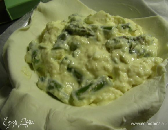 <font style="vertical-align: inherit;"><font style="vertical-align: inherit;">Этот пирог можно выпекать в одной форме или в порционных формочках. </font><font style="vertical-align: inherit;">Я его готовила в 2 формах. </font><font style="vertical-align: inherit;">Итак, смазываем формы маслом и выкладываем на дно пласты теста. </font><font style="vertical-align: inherit;">Сверху </font></font>—<font style="vertical-align: inherit;"><font style="vertical-align: inherit;"> сырную начинку.</font></font>