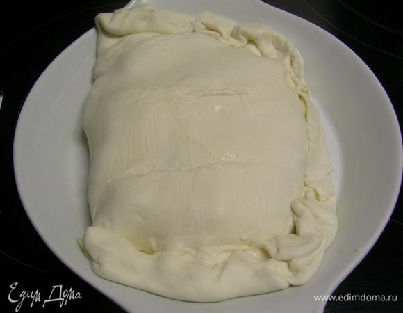 <font style="vertical-align: inherit;"><font style="vertical-align: inherit;">Накрываем вторым пластом теста и защипываем края. </font><font style="vertical-align: inherit;">Отправляем пирог в духовку, разогретую до 200</font></font>°C,<font style="vertical-align: inherit;"><font style="vertical-align: inherit;"> на 20</font></font>–<font style="vertical-align: inherit;"><font style="vertical-align: inherit;">30 минут.</font></font>