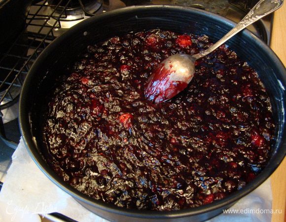 На корж выливаем фруктовое желе.