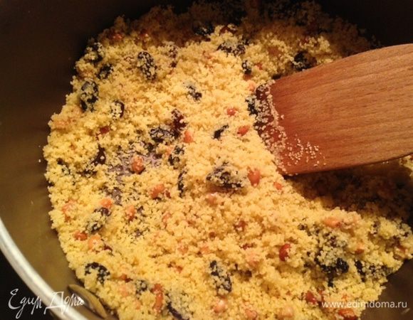 Далее добавить кускус и готовить еще 1 мин. Добавить  шпинат и оставшийся рас эль ханут, влить бульон, накрыть крышкой, снять с огня и оставить кускус впитывать бульон.