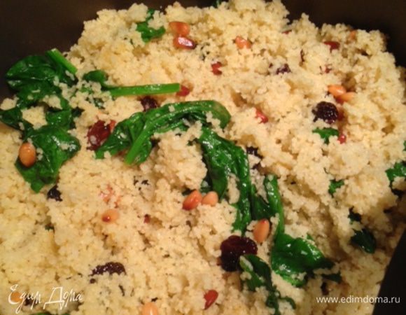Перемешать тщательно кускус, чтобы крупинки не слипались. 