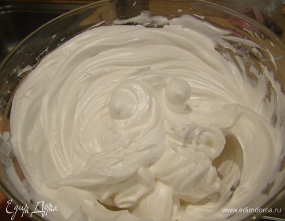 Пирог можно оставить так, а можно взбить белки с каплей лимона и сахарной пудрой.