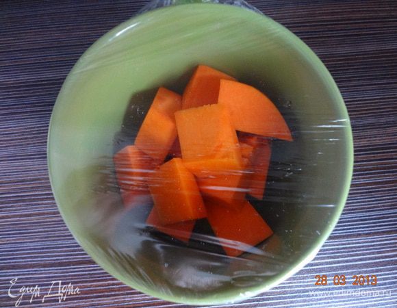 Тыкву очистить, порезать не крупно, положить в чашу, накрытть пищевой пленкой и отправить в микроволновку на 10-15 минут (в зависимости от мощности, у меня автоматический режим "Овощи", тыква приготовилась за 9 минут). Достать чашу, снять пленку, чуть остудить. 