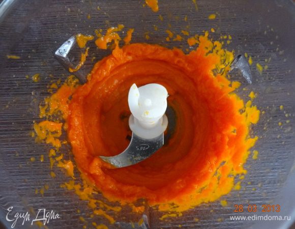 Остывшую тыкву переложить в блендер и измельчить до однородного состояния (в пюре, без комочков).