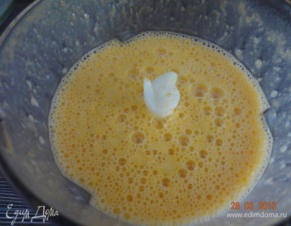 Молоко подогреть до теплого состояния и добавить в блендер к тыквенному пюре, туда же отправить яйцо и сахар, на этом этапе можно добавить корицу и ванильный сахар по вкусу, я не добавляла. Все взбить очень хорошо, до гладкого состояния, смесь процедить обязательно через сито, чтобы избавиться от пены!