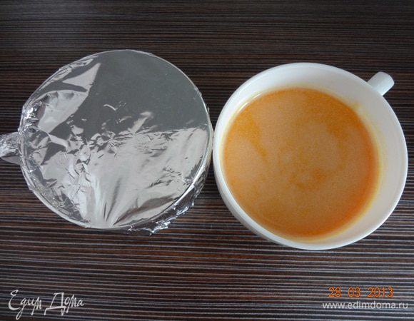 Готовую смесь разлить по формочкам, в моем случае чайные чашки объемом 170 мл., но я налила неполные. Накрыть обе чашки фольгой.
Подготовить неглубокую широкую кастрюлю, если формочек будет несколько, я взяла наоборот глубокую неширокую, как раз для двух. На дно кастрюли положить полотенце, свернутое вдвое.